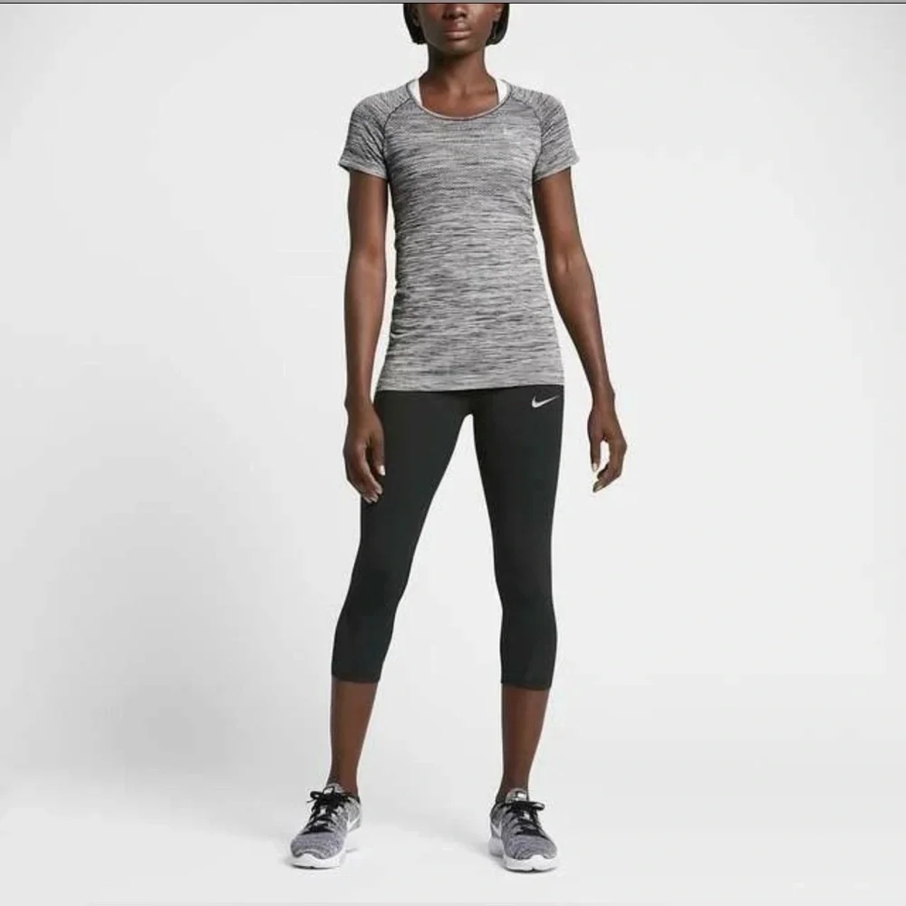 Nike Dry Knit Short Sleeve T-Shirt Black Heather Gray 831498-010 Wmn Size M
